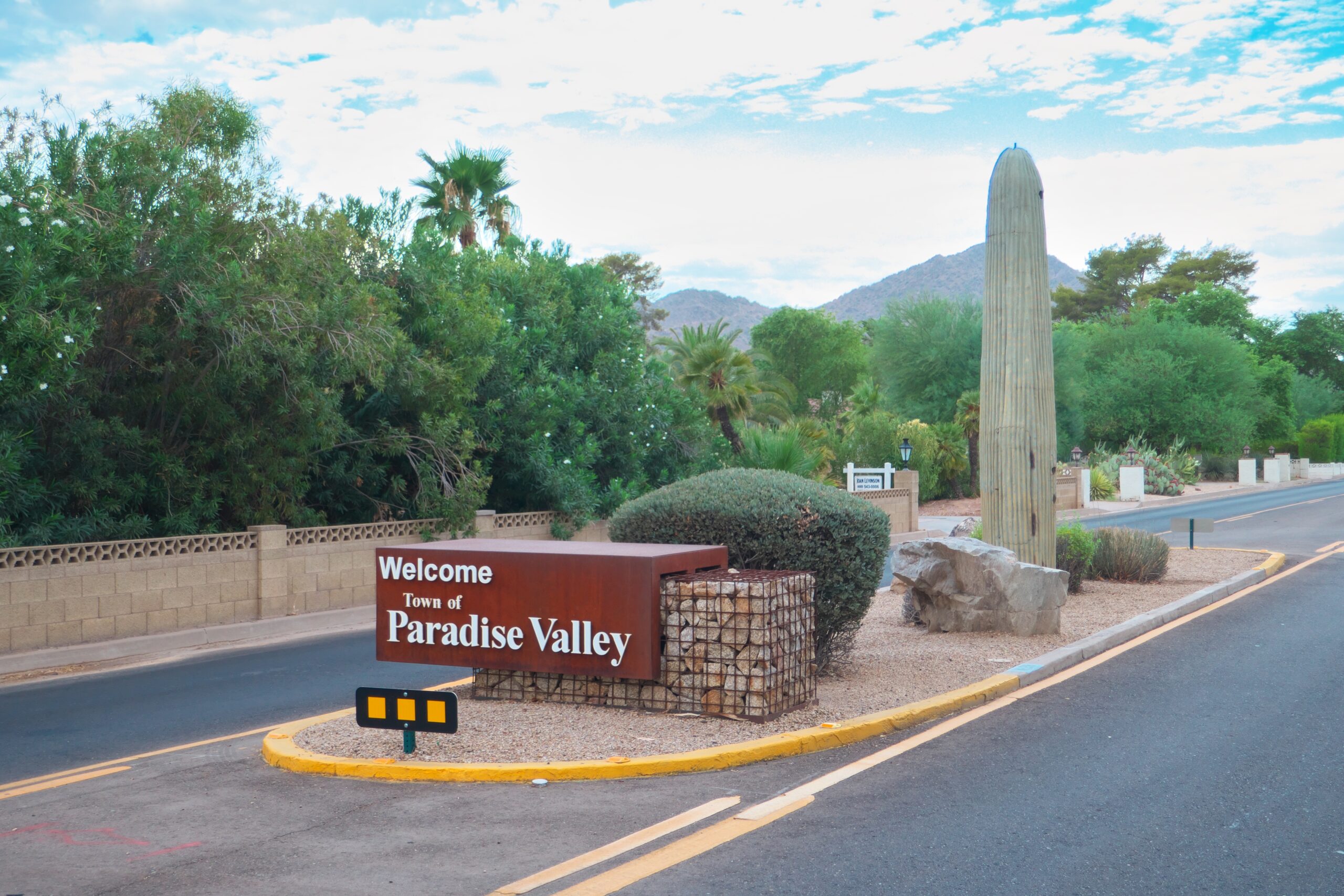 Sign of Paradise Valley in Arizona